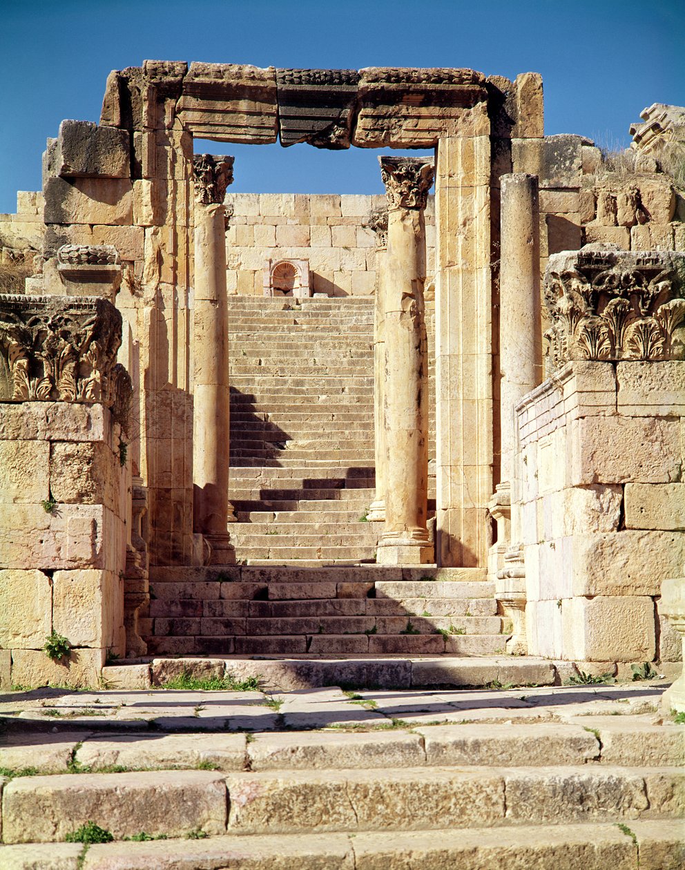 Kilátás a keresztény székesegyház bejáratára, épült i.sz. 350-375 körül alkotó: Roman