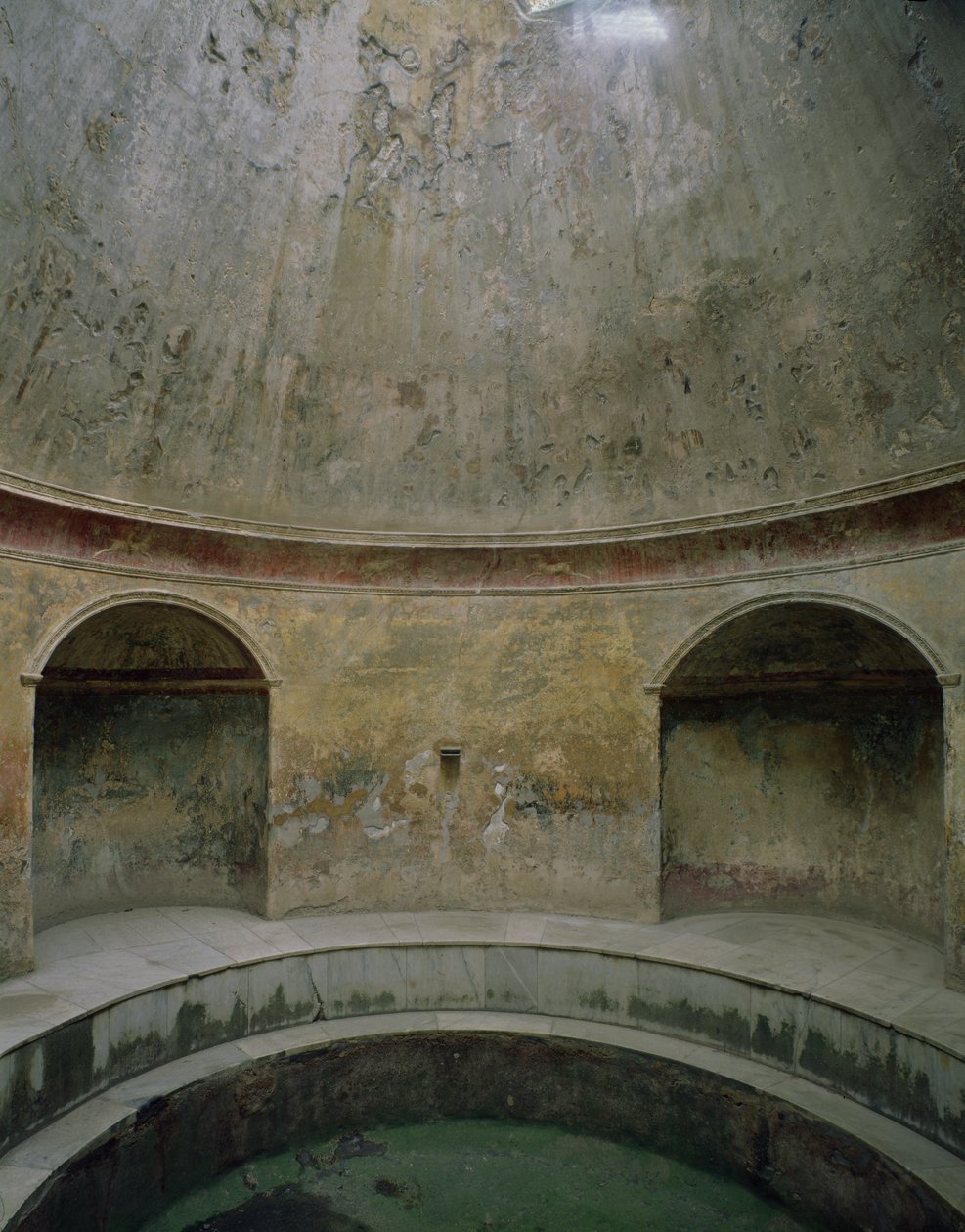 Kilátás a Fórum Thermae frigidariumának belsejére alkotó: Roman