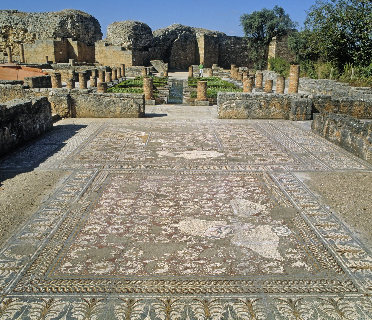 Kilátás a romokra és a mozaikpadlóra alkotó: Roman