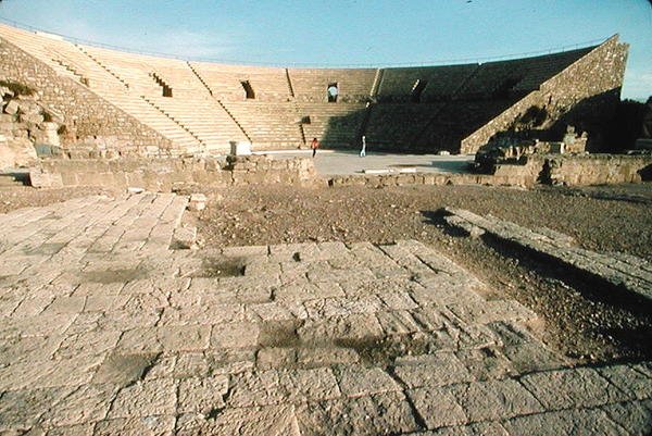 Kilátás a színházra alkotó: Roman