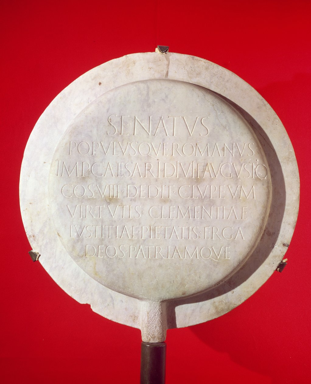 Fogadalmi pajzs Augustus tiszteletére (i.e. 63-14) Kr.e. 26 (márvány) alkotó: Roman