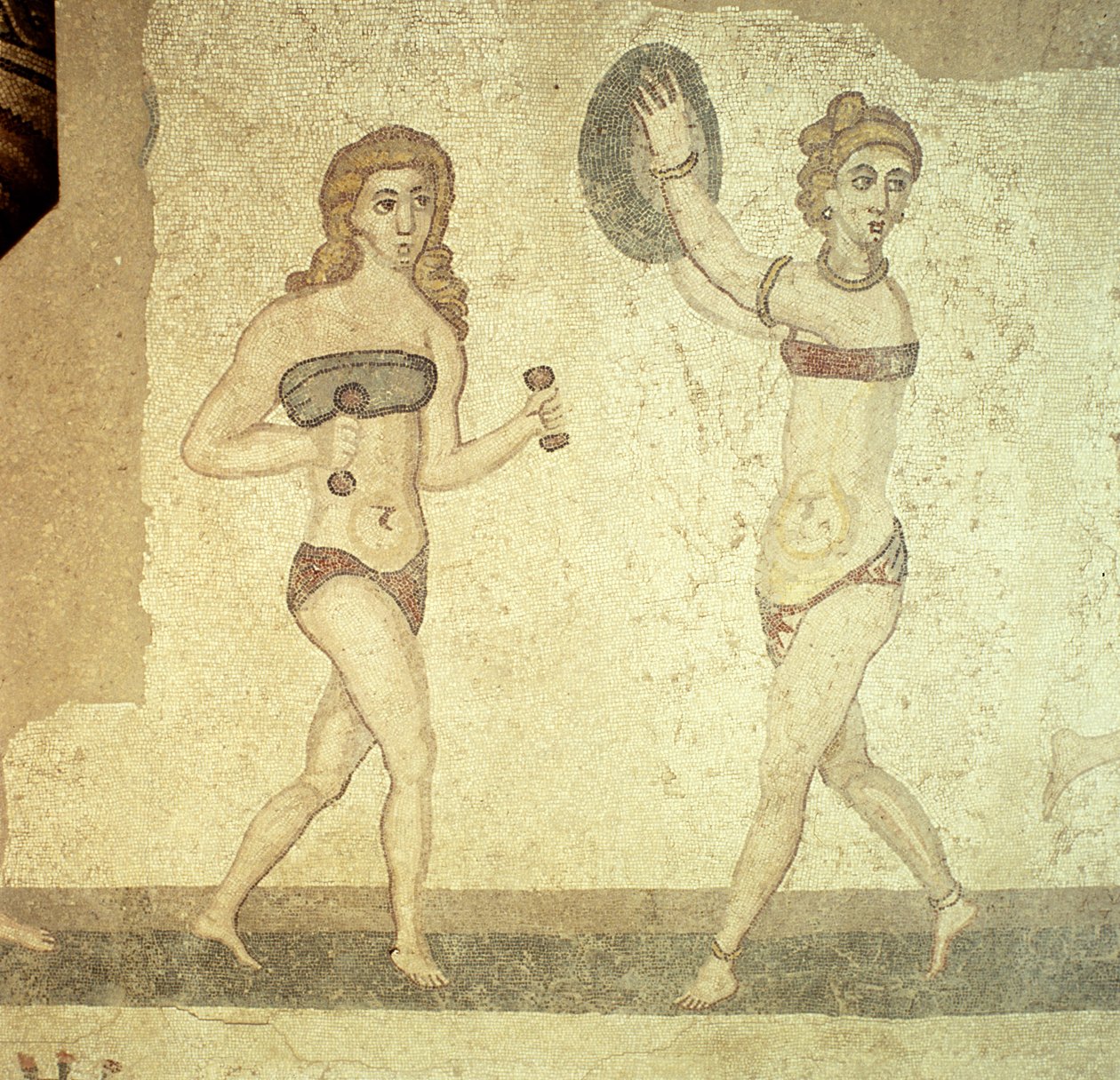 Nők "bikiniben", a Tíz táncoló lány szobájából (mozaik) alkotó: Roman