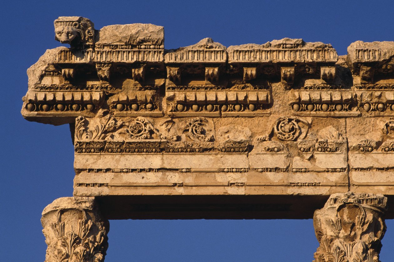 Egy karzat az udvaron, Jupiter Heliopolitanus szentélye, magas birodalmi időszak (Kr. e. 27-395) alkotó: Roman Imperial Period