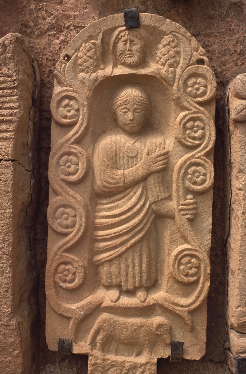 Emberi alakot ábrázoló sztélé alkotó: Roman Imperial Period