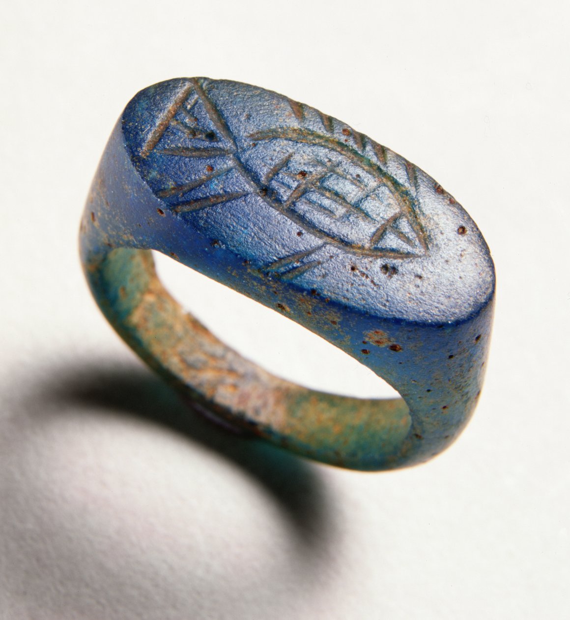 Ujjgyűrű gravírozott hallal (kék üveg) alkotó: Roman Period Egyptian