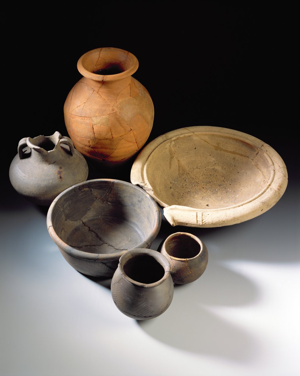Zászló és egyéb edények, Invereskből, Midlothianból alkotó: Roman Roman