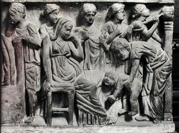 Dombormű, amely egy nőt ábrázol, aki sír az elhunyton, részlet a Konklamáció szarkofágjából alkotó: Roman Roman