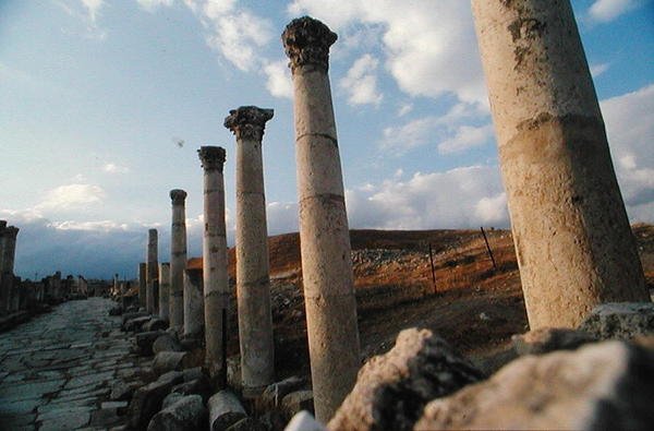 Kilátás az oszlopok utcájára, eredetileg i.e. 39-76 körül épült alkotó: Roman Roman