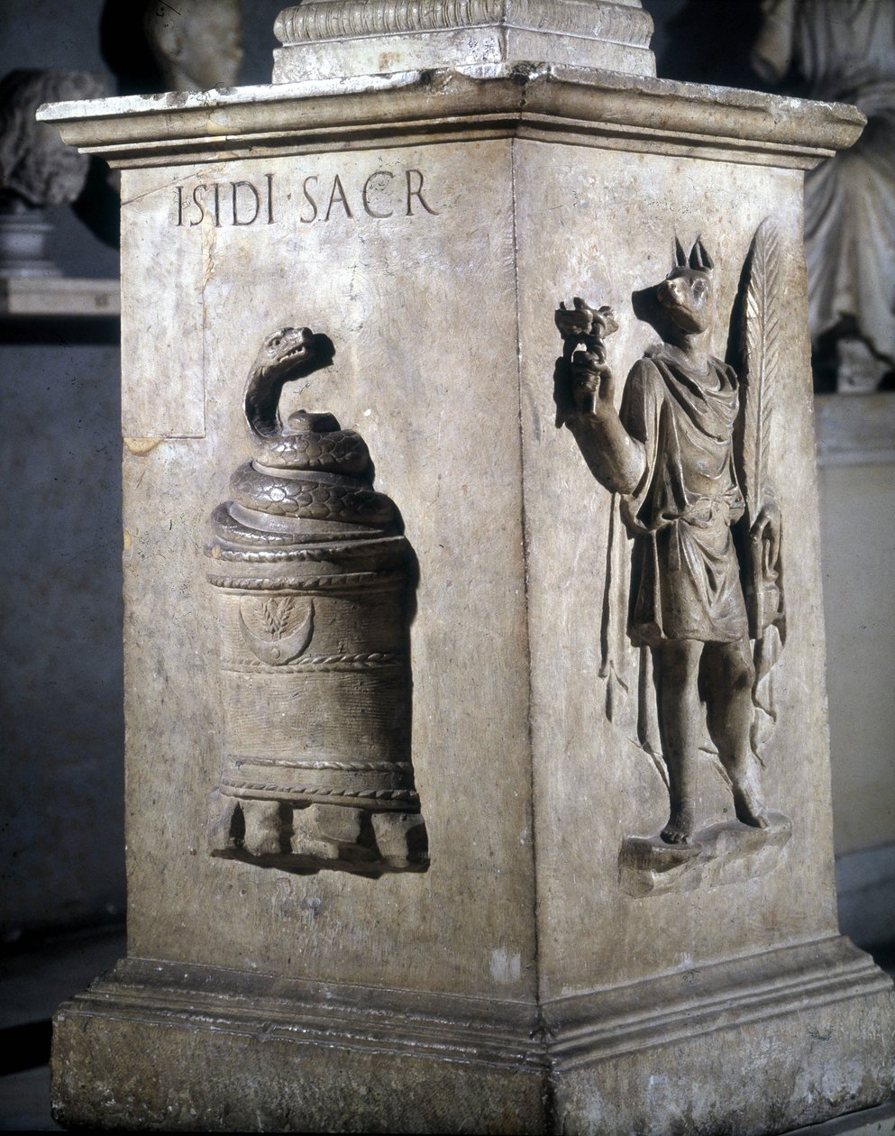 Ízisznek szentelt oltár. Balra: misztikus kő kígyóval, jobbra: Anubis-Hermès. A kígyóra az „Iside Sacr” szavakat vésték. 2. század. Musei Capitolini, Róma. alkotó: Roman