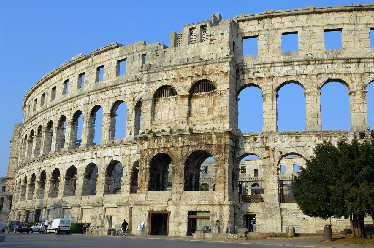 Pulai Amfiteátrum, Horvátország alkotó: Roman