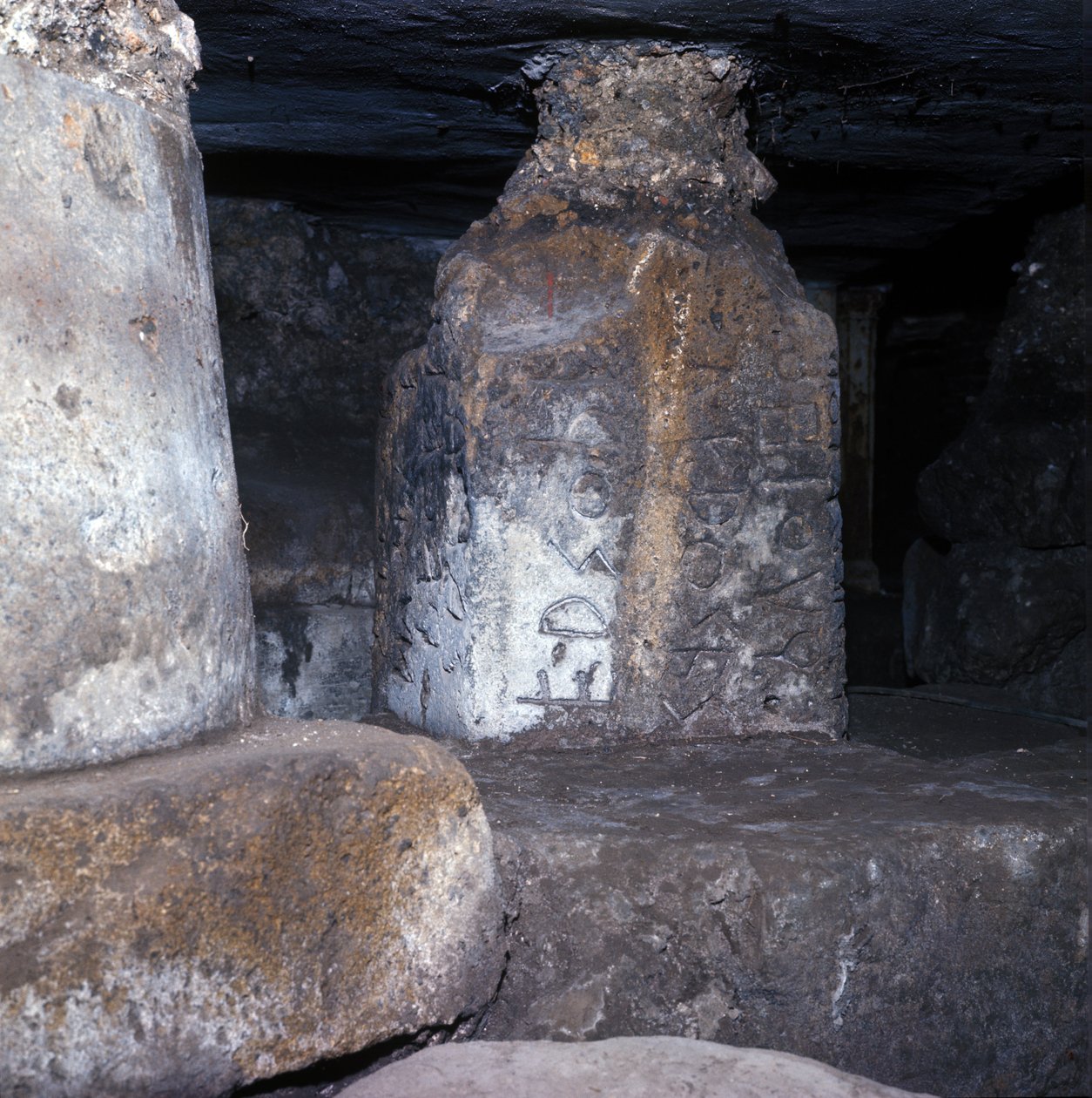 Ókori Róma, archaikus időszak: a római fórum lapis niger (fekete kő) alatt épült temploma, amelyen az egyik legrégebbi latin felirat látható. Kr.e. 6. század Olaszország alkotó: Roman