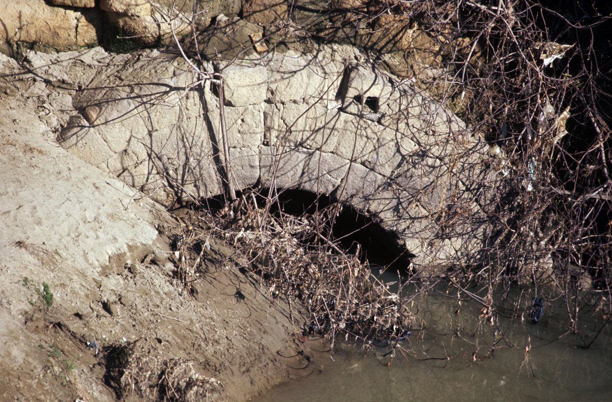 Ókori Róma, archaikus korszak: kilátás a Cloaca Maxima (Cloaca Massima vagy Cloaque Maxime) torkolatából, a lefolyógyűjtő a régi Tarquin alatt kezdődik és Tarquin a remek alatt ér véget. Kr.e. 6. század alkotó: Roman