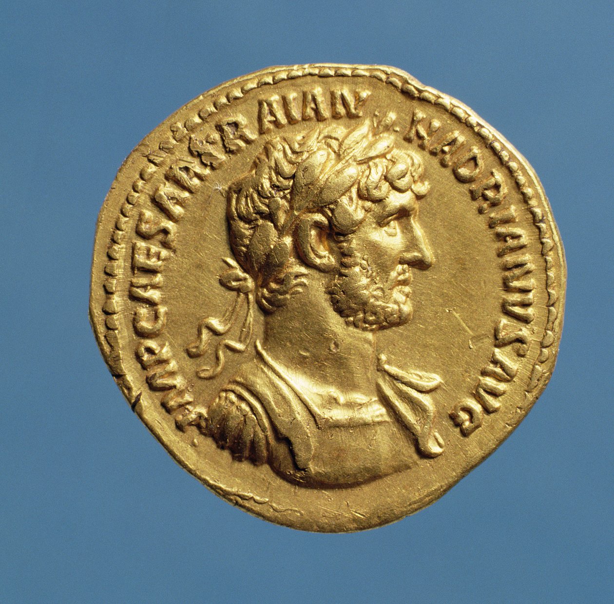 Hadrianus Aureusa (előlapja) (Kr. u. 117-138) terpeszben, körözött, babérkoszorút visel. (arany) Felirat: IMP CAESAR TRAIAN HADIANVS AVG alkotó: Roman