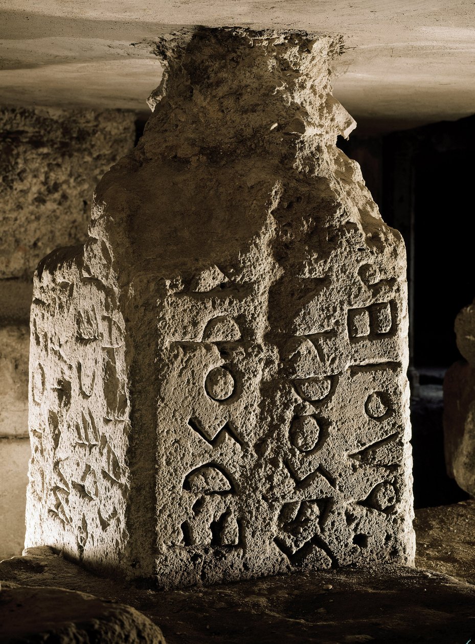 Borne (vagy cippe) a Forum Romano-ról (Foro Romano), amelyet a Septime Severe boltíve alatt találtak. Vésett latin felirat. Kr.e. 6. század. Róma, Forum Romanum - Stele (cippus) egy szent törvény latinul vésett szövegével, a Lapis Nigerből. Kő, 6. század alkotó: Roman