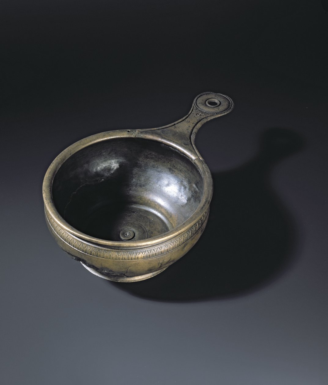 A domborulaton, a talpon és a fogantyún bronz patera díszes, Whitehill, Westruther alkotó: Roman