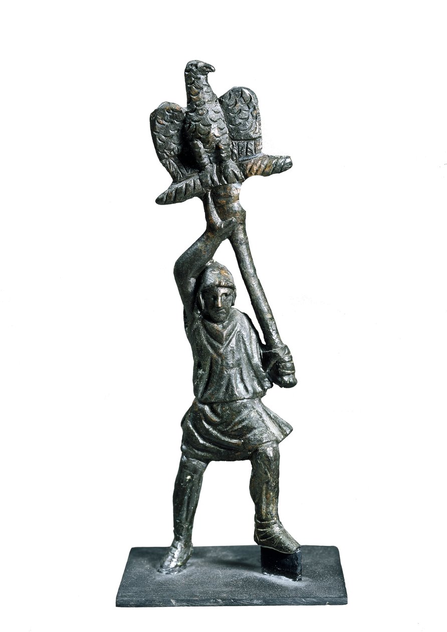 A zászlóvivőt ábrázoló bronz szobor Alba Fucensből (Abruzzo régió, Olaszország) alkotó: Roman
