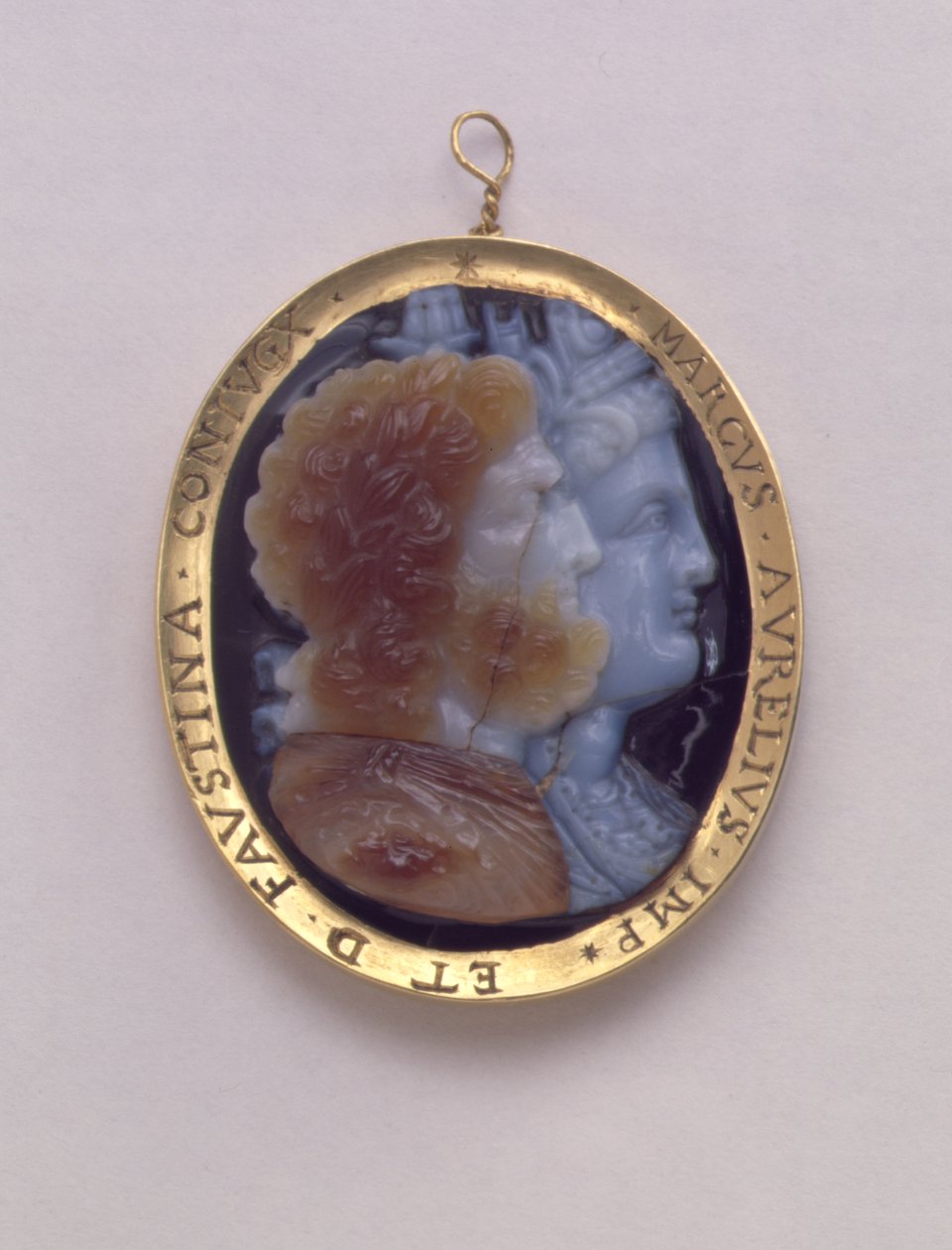 Cameo, Serapis és Isis képeivel, 16. századi arany keretben, Marcus Antoninus és felesége, Faustina (szardonyx) nevével alkotó: Roman