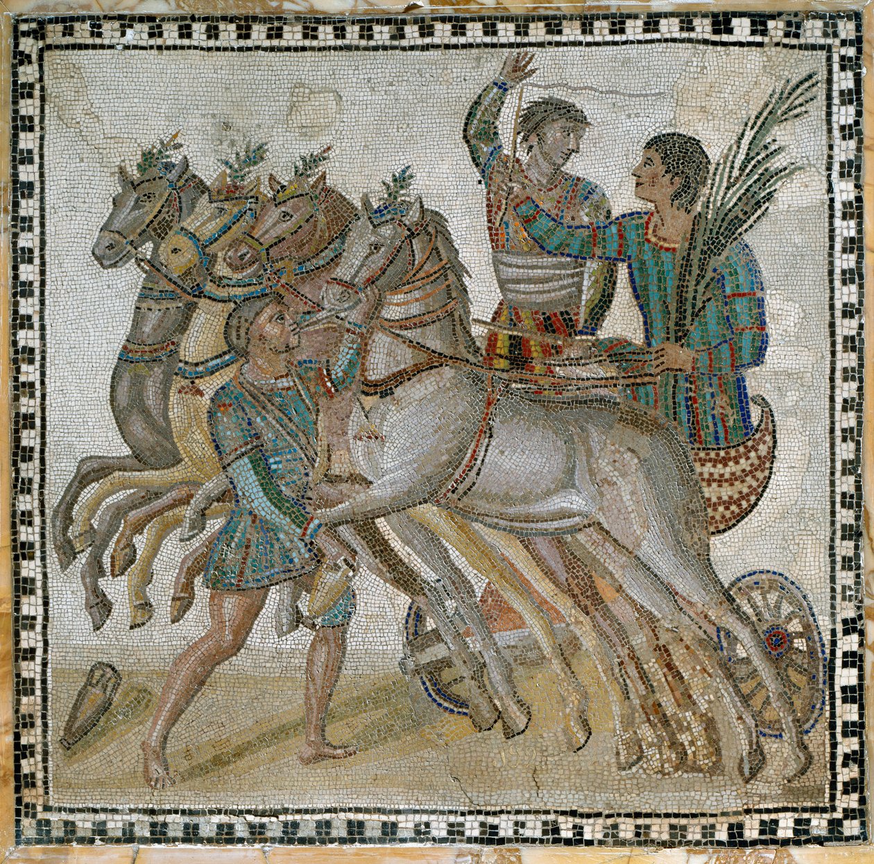 Szekér (quadriga) verseny a kocsisokkal a kiindulási pozícióban és egy vőlegénnyel a fehér ló közelében (előtérben) - Mozaik, 3. század alkotó: Roman