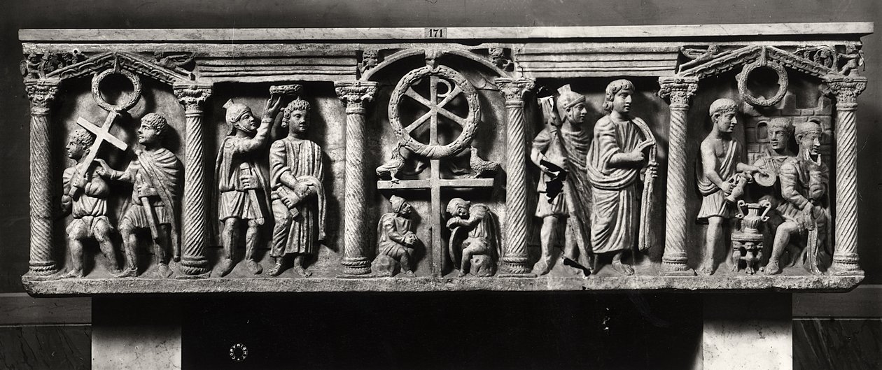 Keresztény szarkofág, amelyet Krisztus szenvedésének jelenetei díszítenek, beleértve a letartóztatást és Krisztus Poncius Pilátus előtt, a Szent Domitilla katakombákból (márvány) (f/w fotó) alkotó: Roman