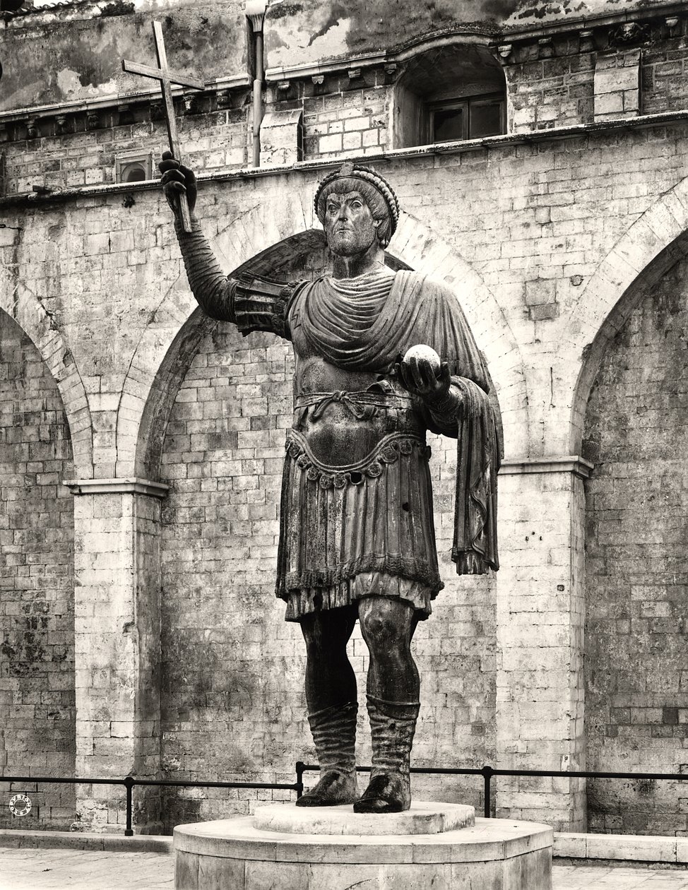 Valószínűleg I. Valentinianus császár (321-375) kolosszális szobra, „Barlettai kolosszus” (bronz) (f/w fotó) alkotó: Roman