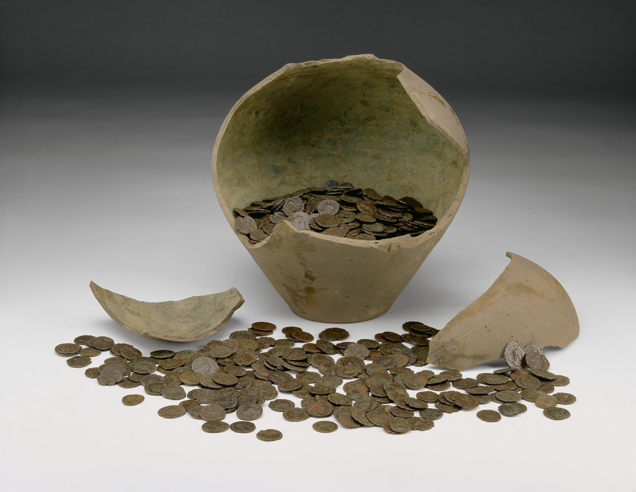 Teljes helyi római császárkori érmegyűjtemény, Chalgrove II Hoard, Chalgrove, Oxfordshire (kerámia és fém) alkotó: Roman
