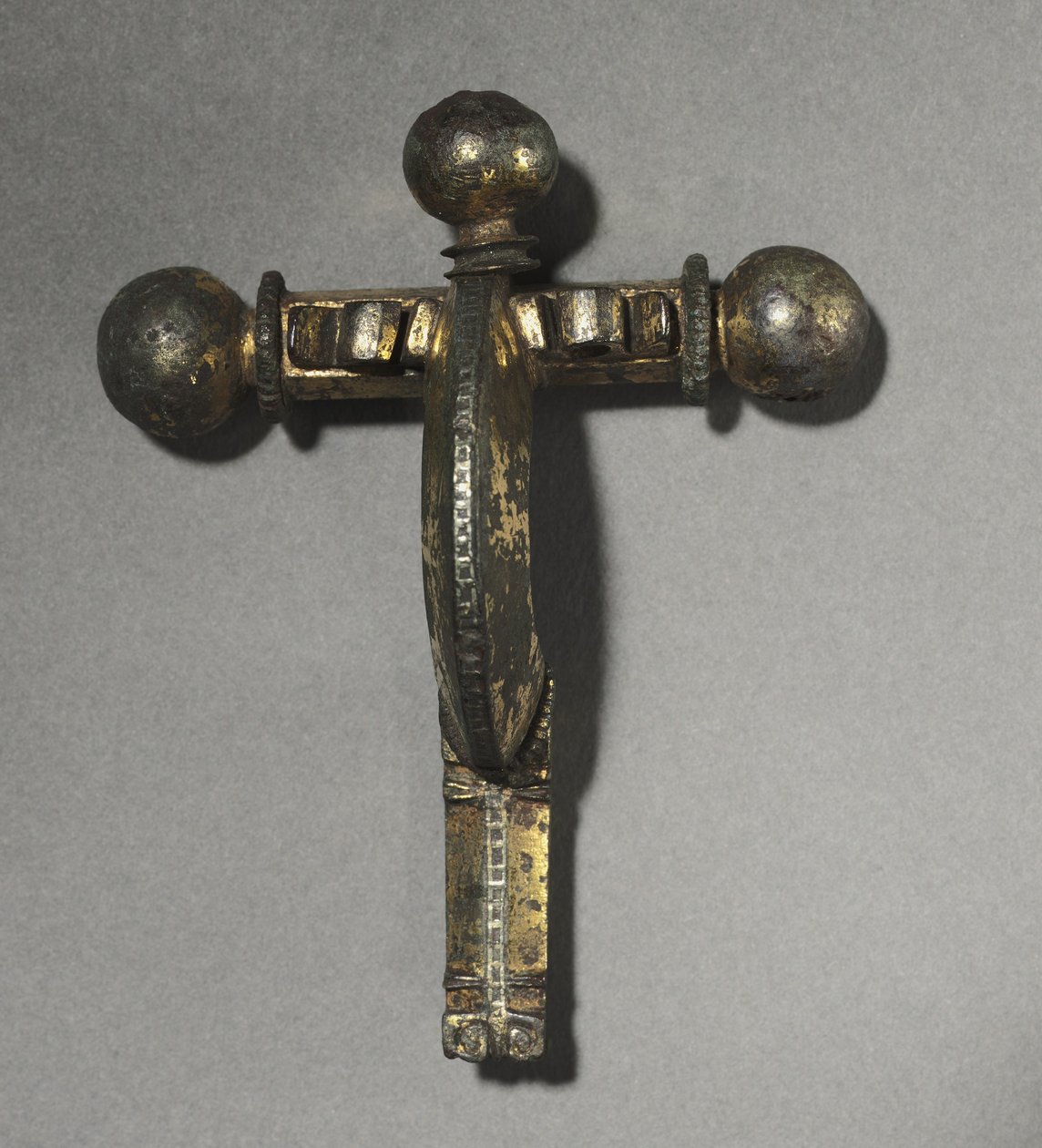 Crossbow Fibula, 350-400 körül (bronz, aranyozott-bronz, ezüst és niello) alkotó: Roman