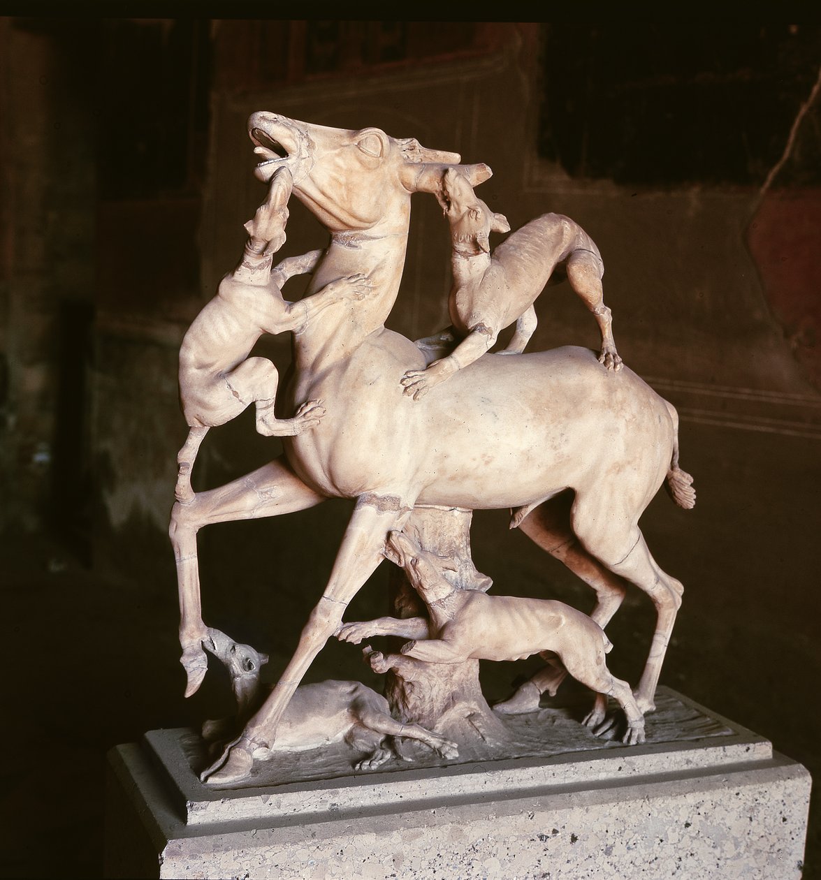 Kutyák által megtámadt szarvasok a Szarvasok Házából (márvány) alkotó: Roman