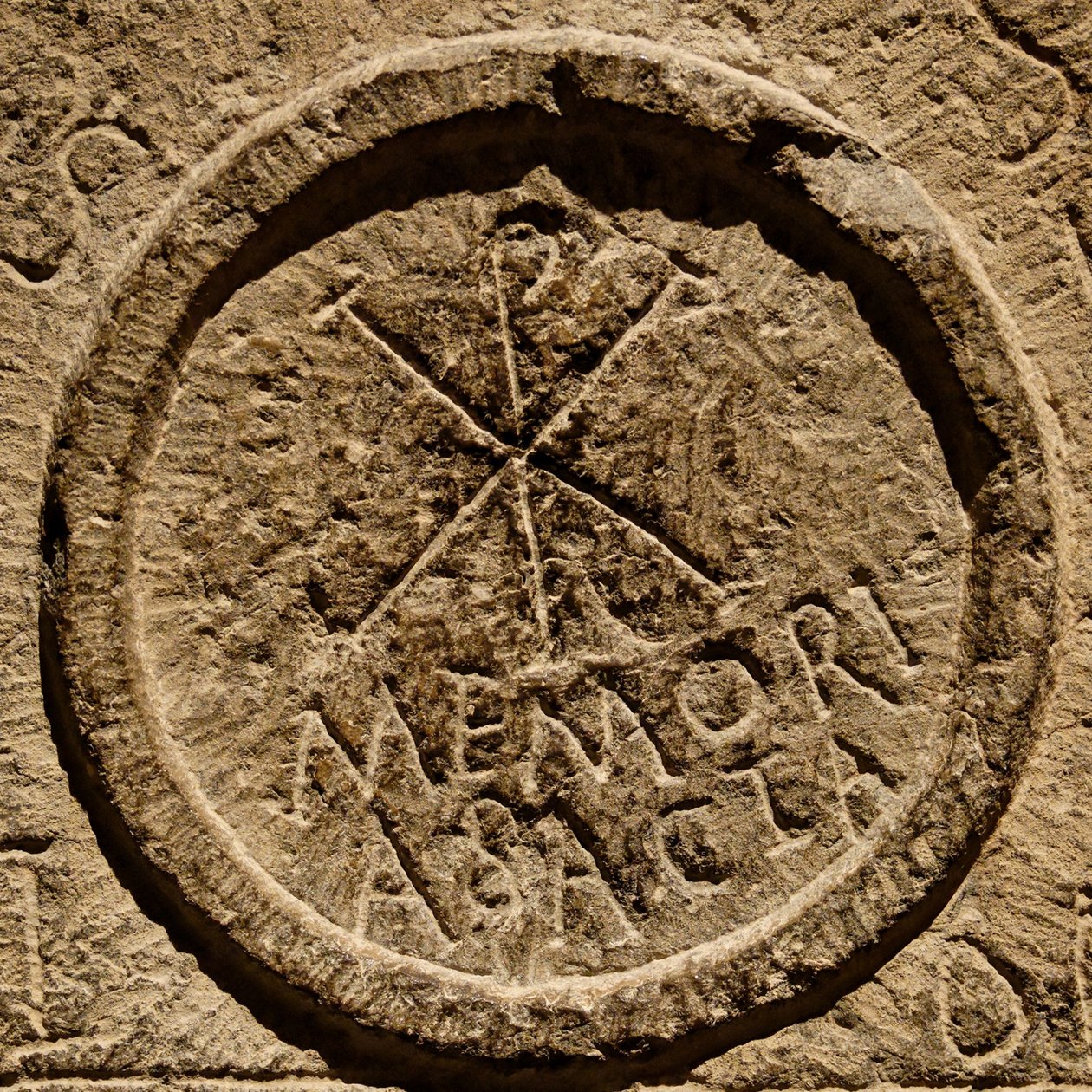 Részlet egy oltárkőről, amely Jézus Krisztus nevének rövidítését ábrázolja, Észak-Afrika, Kr. u. IV. század alkotó: Roman