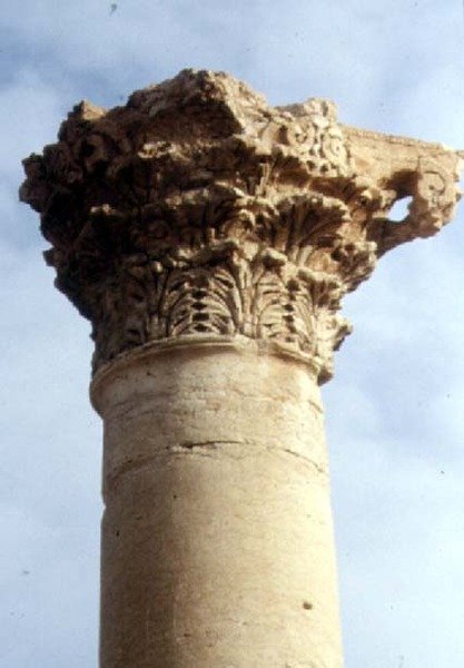 Részlet egy korinthoszi oszlopról és fővárosról, római, 2. század (fotó) alkotó: Roman