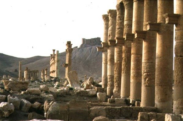 A város főtengelyét képező oszlopos utca legkorábbi része, amely egy temetőtemplomhoz és a 2. század első felében épült Qalaat Ibn Maanhoz, egy 17. századi arab kastélyhoz vezet (fotó) alkotó: Roman