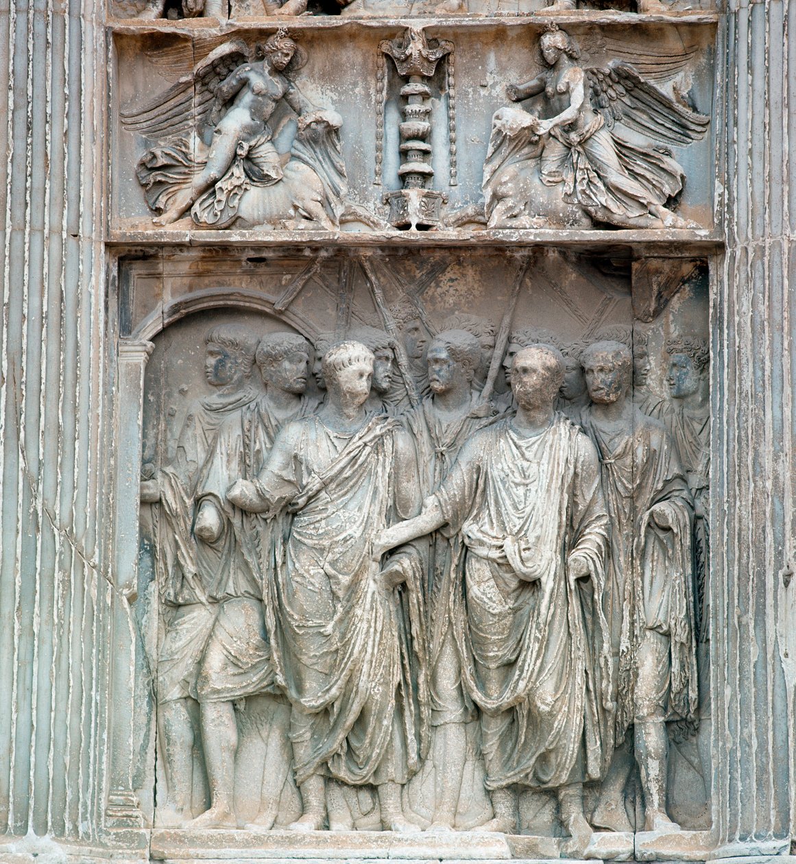 Traianus császár (Traianus vagy Traianus) (53-120) elmegy a fórumra, amikor i.sz. 99-ben visszatér Németországból Róma város prefektusa által. Alacsony megkönnyebbülés. Benevento, Arco Trajan ©Luisa Ricciarini/Leemage alkotó: Roman