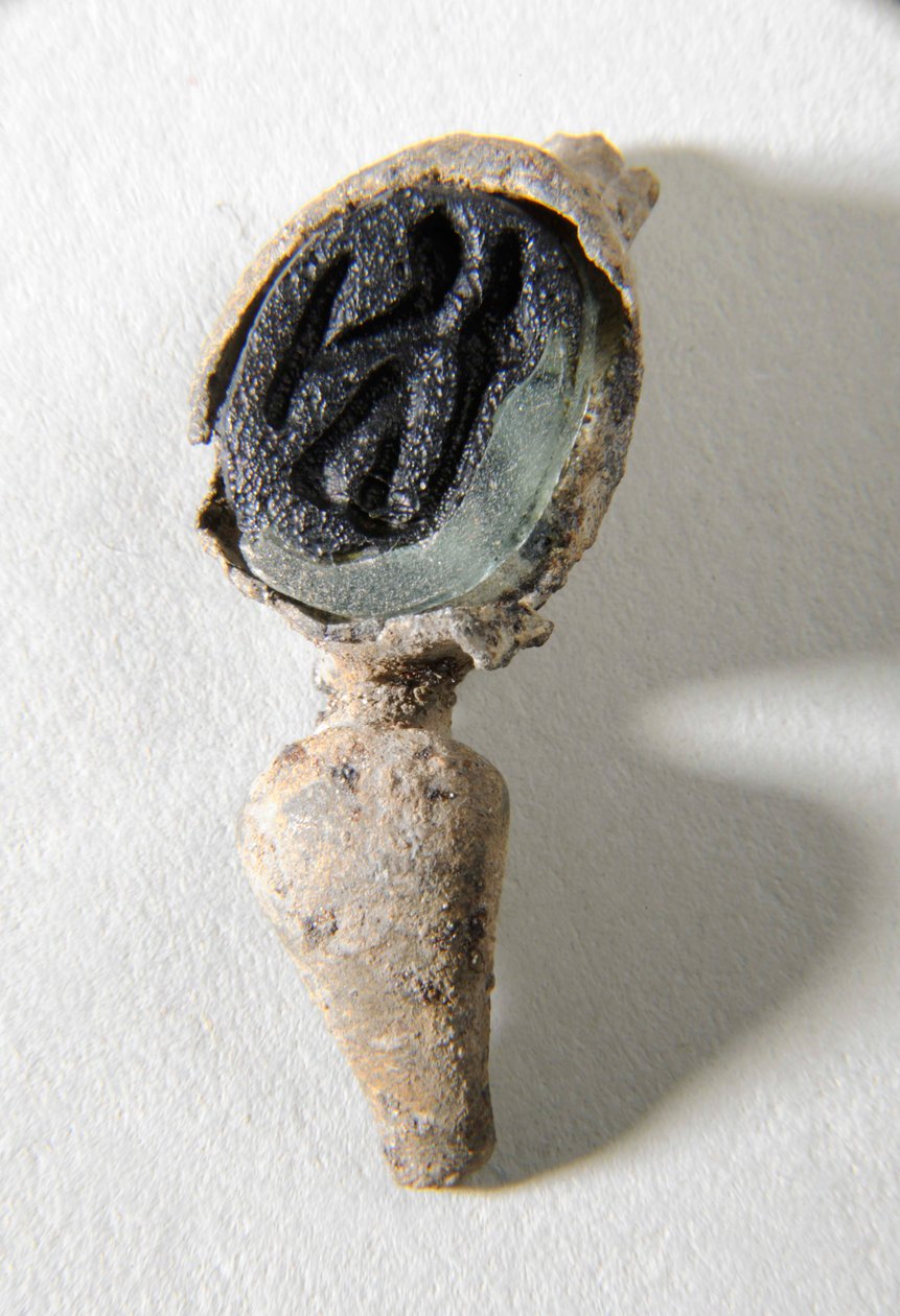 Ujjgyűrű mélynyomással (ezüst és üveg) alkotó: Roman
