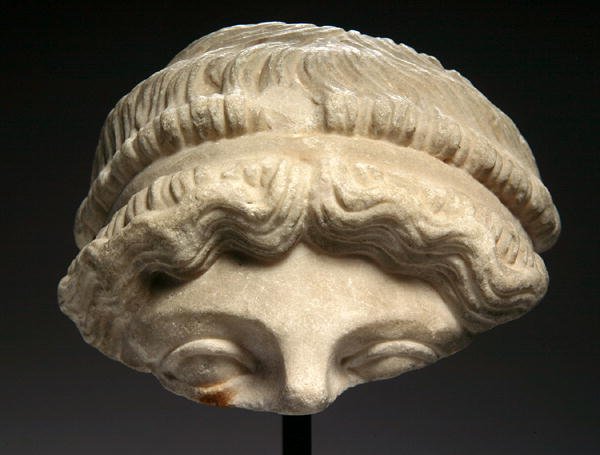 Szobortöredék (márvány) alkotó: Roman