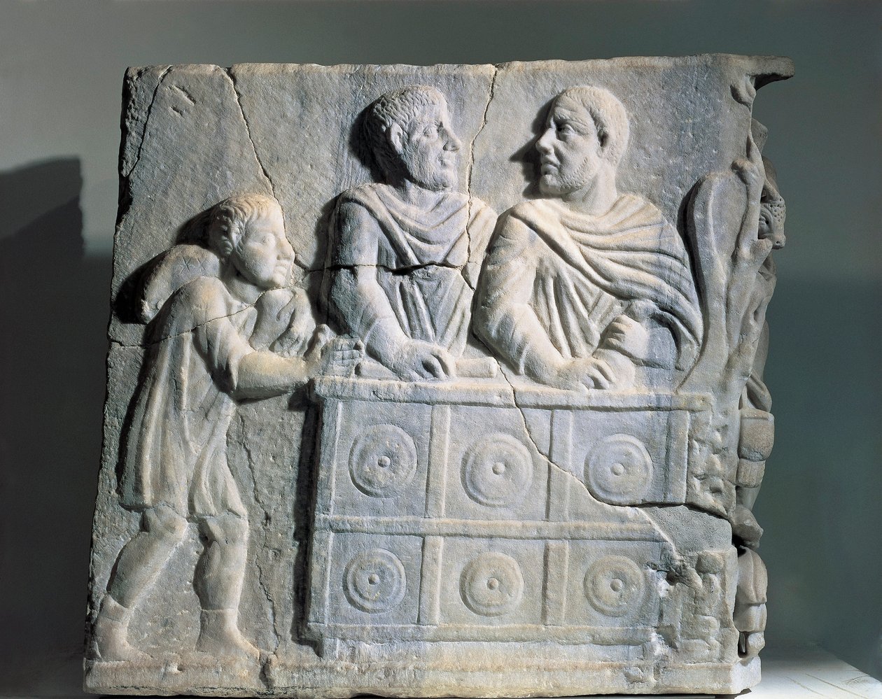 Pénzváltót ábrázoló szarkofág töredéke, Rómából, Viale del Re alkotó: Roman