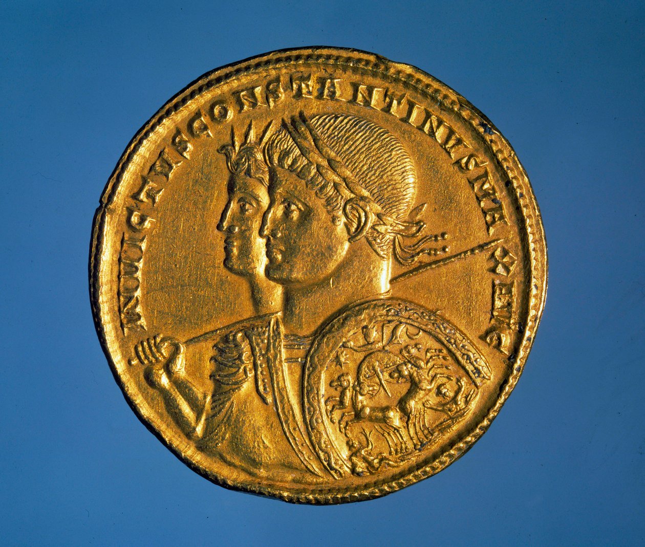 Szilárd arany érme I. Nagy Konstantin császár (280-337) képmásával alkotó: Roman
