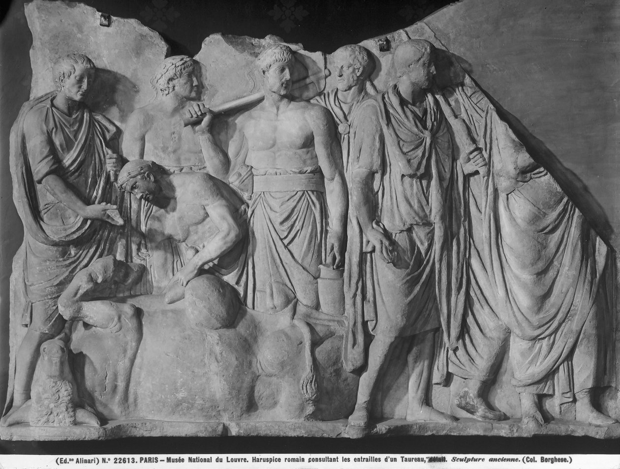 Haruspice egy bika (márvány) belsőségeit vizsgálja (lásd: 261376 és 261378) alkotó: Roman