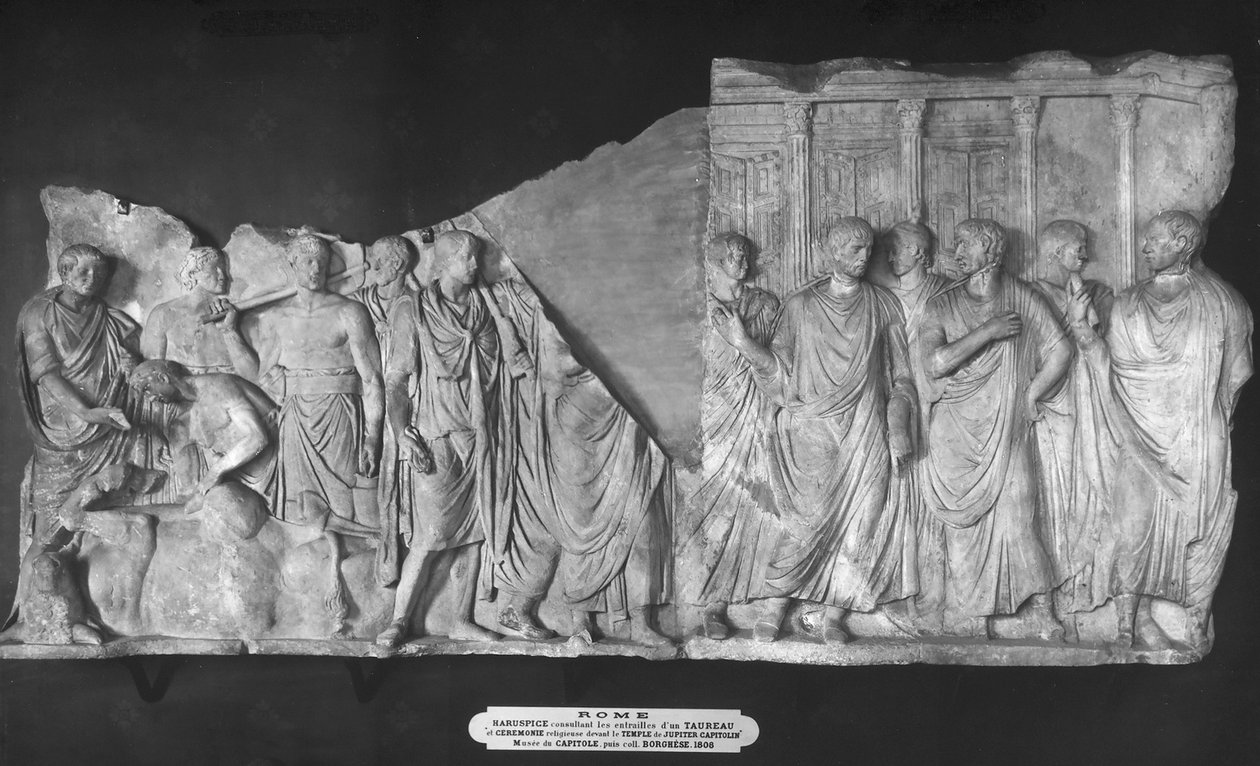 Haruspice tanácsot ad egy bika belsőségeiről és a szenátorok körmenetéről a Jupiter templomon kívül (márvány) (a részletekért lásd: 261377 és 261378) alkotó: Roman