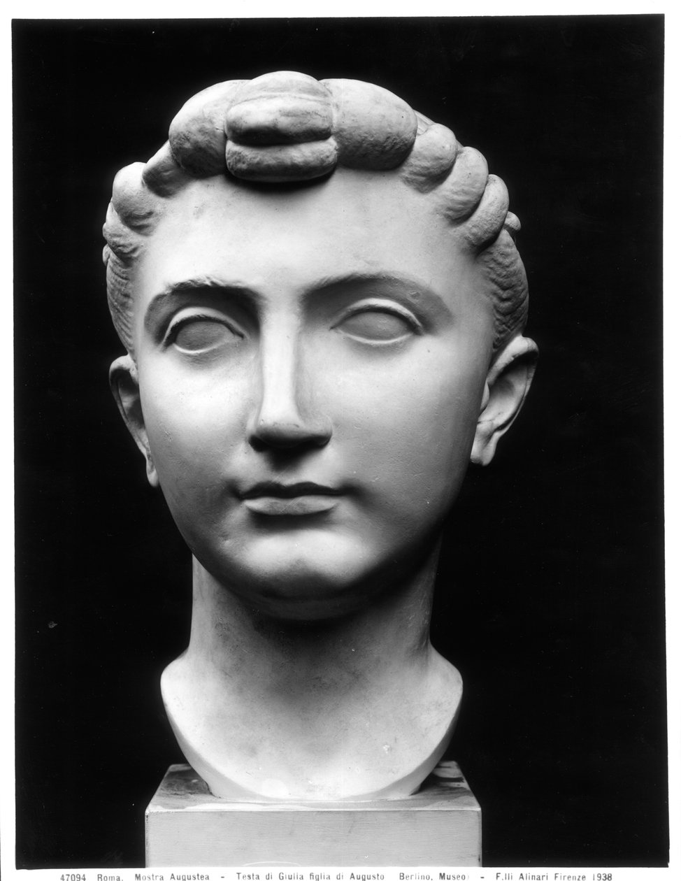 Julia feje (Kr. e. 39-14), Augustus császár lánya (márvány) (f/w fotó) alkotó: Roman