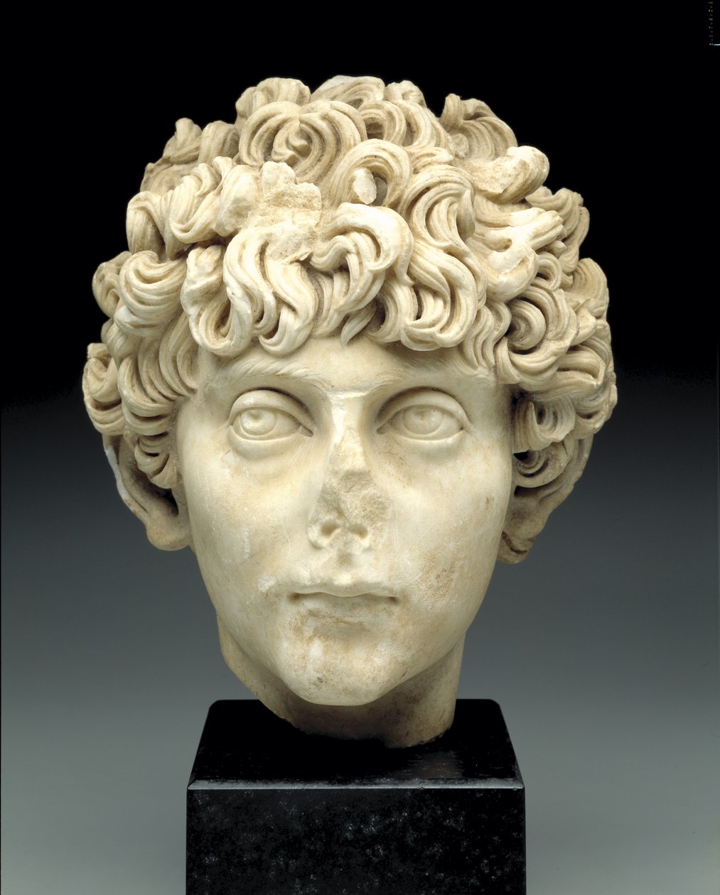 Egy római fiatal feje, i.sz. 140-170 körül (márvány) alkotó: Roman