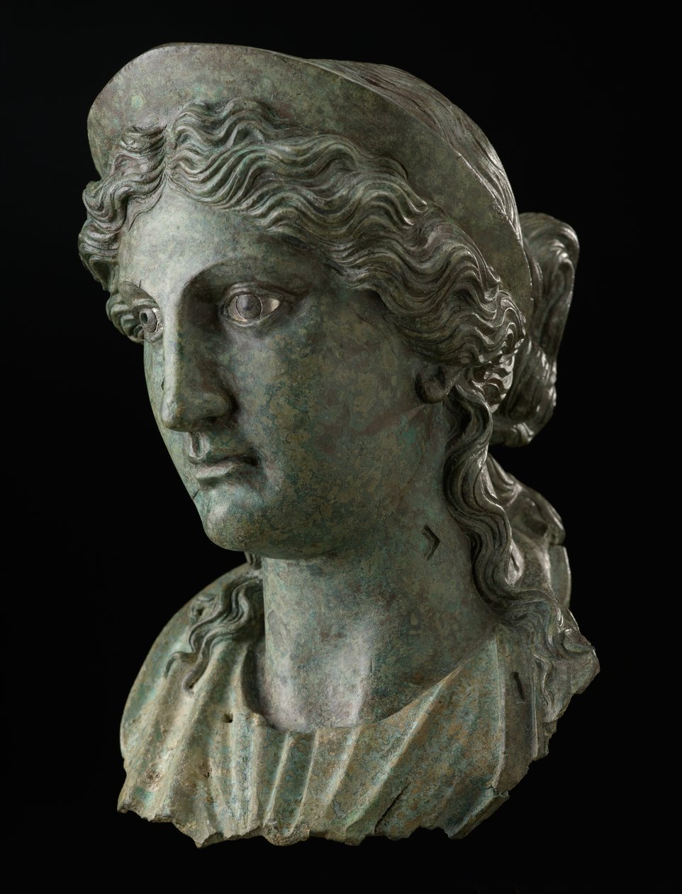 Egy nő feje istennő képében, 1. század (rézötvözet és ezüst) alkotó: Roman