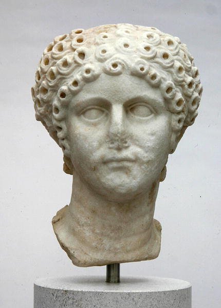 Egy nő feje, valószínűleg Agrippina Minor, i.sz. 50 körül (márvány) alkotó: Roman