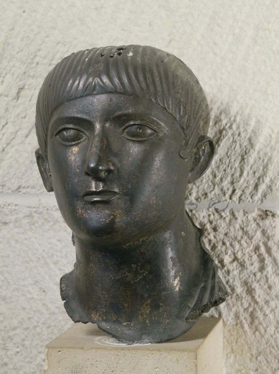 Fiatal férfi feje, az úgynevezett "Ifjú aquitániai főnök" (bronz) alkotó: Roman