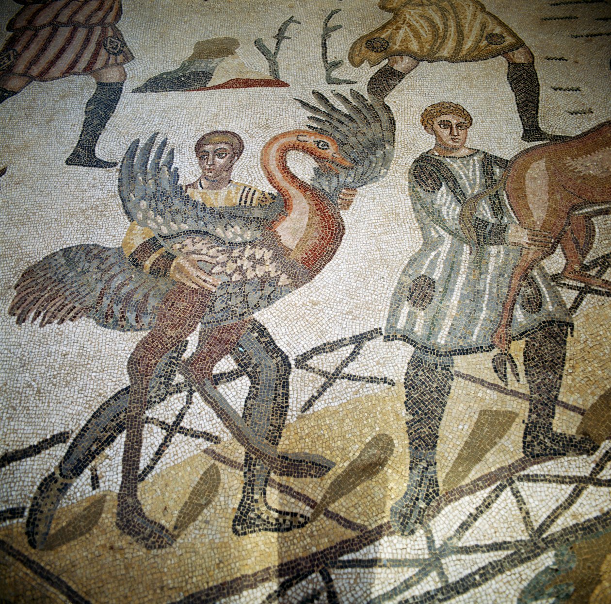 Vadász struccot rakodó hajóra, részlet a Nagy Vadászat padlójáról, Villa Romana del Casale Piazza Armerina, Szicília (mozaik) alkotó: Roman