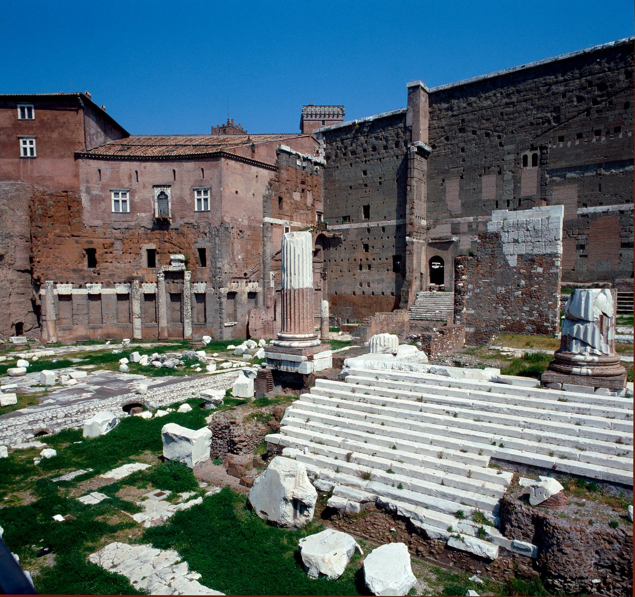 Birodalmi Fórum (Augusztus fóruma): kilátás a Bosszúálló Mars (Marte Ultore) templomára. Kr.e. 2. Róma alkotó: Roman