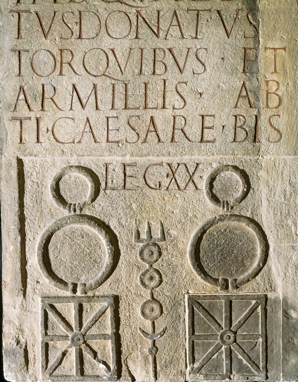 A huszadik Győztes Valerian Légió feliratos jelvénye, a római légió, amelyet az i.sz. 1. században emeltek fel alkotó: Roman