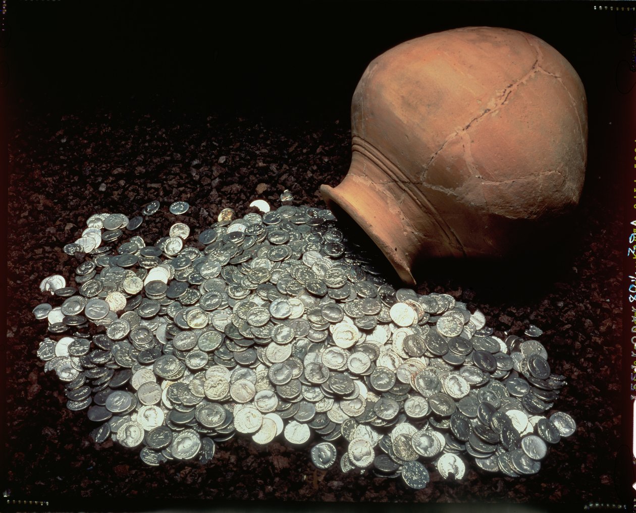 Korsó, amely egy halom római ezüstpénzt tartalmazott, Falkirkből, Kr. u. 3. század közepétől alkotó: Roman