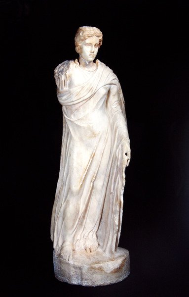 Kanephoros (márvány) alkotó: Roman