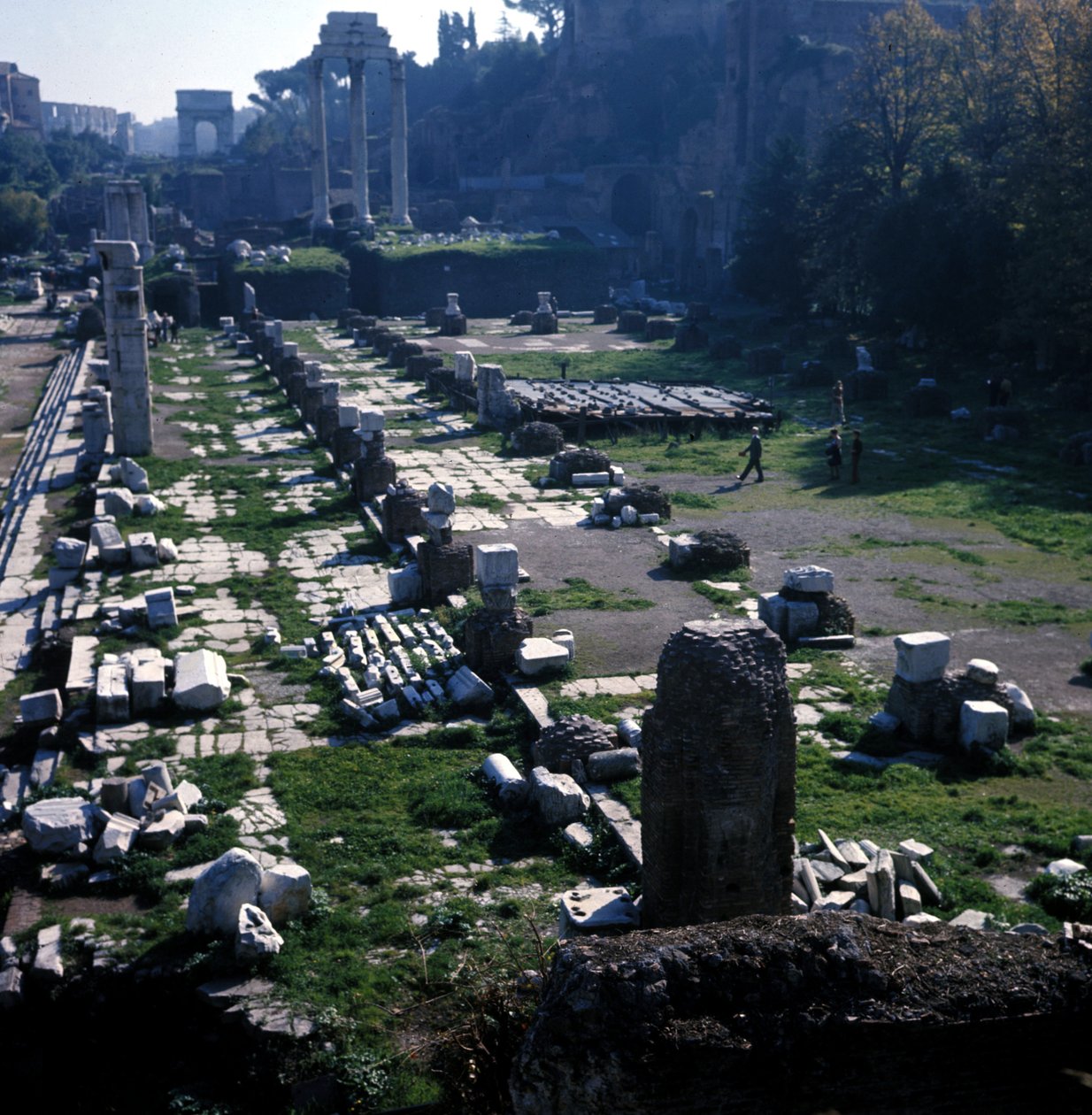 Hely, ahol a Bazilika Giulia Cesartól indult Kr.e. 54 körül, és Augustus (Octavianus vagy Octavianus) által (i.e. 63-14) ért véget – Forum Romanum, Róma alkotó: Roman