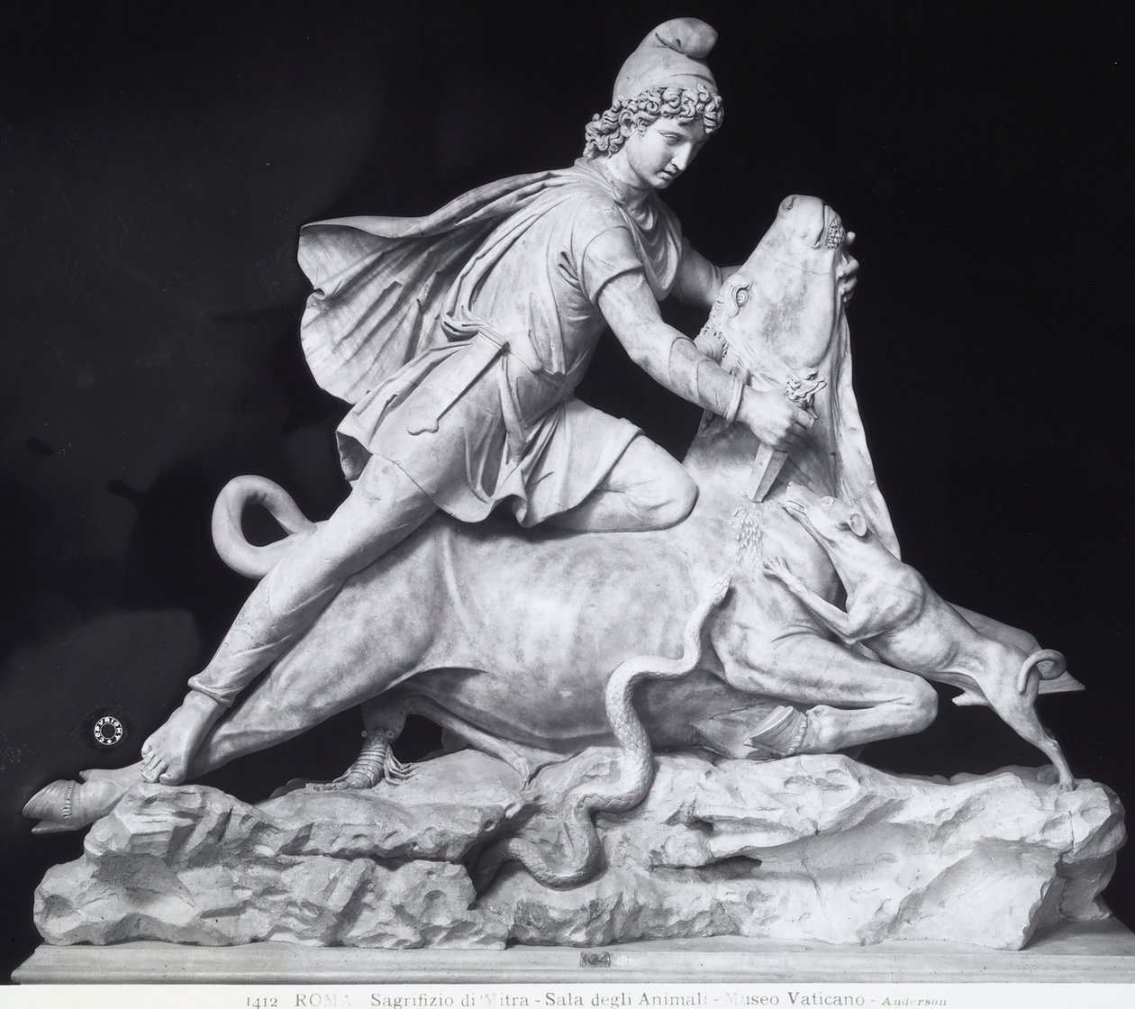 Mithras megöli a bikát, a mithrászi kultusz ábrázolása (márvány) alkotó: Roman