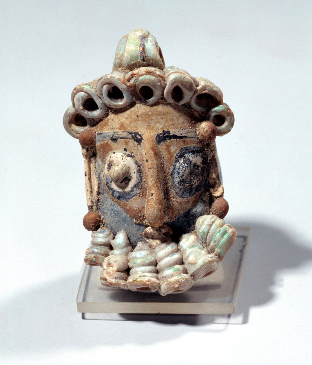 Keleti antikvitás: egy karthágói sírban talált férfifej alakú amulett. Pún korszak, lakkozott föld. Kr.e. 400-300. Párizs, Louvre Múzeum alkotó: Roman